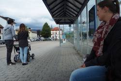 Quelle: Diakonie Lörrach Junges Paar mit Kinderwagen an Bushaltestelle